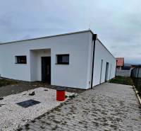 Családi ház Moravany nad Váhom településen, a Dolinky utcában, egyszerű fehér külsővel.