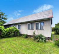 Családi ház Novákon kerttel, gyepesítéssel és díszcserjékkel.