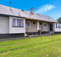 Családi ház Újvárban nagy füves területtel és egyszerű építészettel.