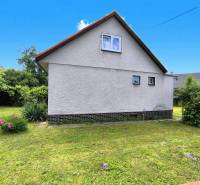 Családi ház Nyitrán kerttel, gyepesítéssel és virágokkal kellemes környezetben.