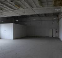 Ipari raktárbelső magas mennyezettel és betonpadlóval.