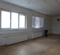 Üres szoba fali radiátorokkal és csempével raktárakban és csarnokokban.