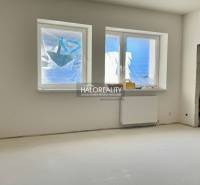 Szoba családi házban ablakokkal és radiátorral, befejezésre kész, kihasználatlan tér.