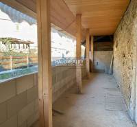 A Hroneci családi ház beépített területe, kőfalakkal és fa gerendákkal.