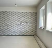 Családi ház belső tere texturált fallal és fapadló dekorációval, amely még nincs telepítve.