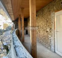 A hroneci családi ház előtere kőfallal és fából készült mennyezettel.