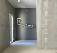 Családi ház belső tere vakolt falakkal és elektromos vezetékekkel.