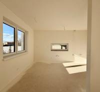 Családi ház belső tér padló nélkül és ablakokkal a napos oldalon.