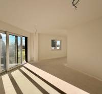 Tágas szoba nagy ablakokkal és kilátással egy családi házban.