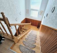 Lépcső fa korláttal és dekorációval családi házban, fa dekoros padlóval.