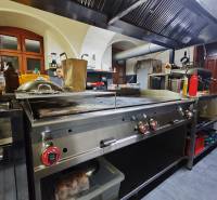 Konyhai gasztronómiai terek rozsdamentes felszereléssel és páraelszívóval.