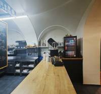 Gasztronómiai tér belső tere fa dekorációjú padlóval, munkalappal és italhűtéssel.