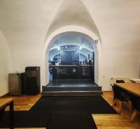 Éttermi belső terek boltívekkel, táblafalakkal és fa dekorációjú padlóval.