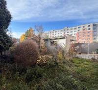 Kert az 5 vagy több szobás lakásnál a Medveckého utcában, Rózsahegyen.