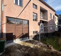 A Medveckého utcai társasház külső része Rózsahegyen, garázzsal és udvarral.