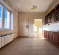 Konyha egy 5 vagy több szobás lakásban fa dekorációval és nagy ablakkal.