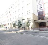 Az épület a Pozsony-Óvárosban, a Bezručova utcában rámpával és fákkal.