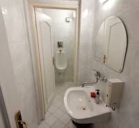 Kis fürdőszoba mosdóval és piszoárral az irodákban.