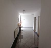 Irodai folyosó csempével és dekorációval.