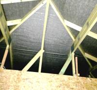 Családi ház fa tetőszerkezettel és OSB lapokkal a tetőtérben.