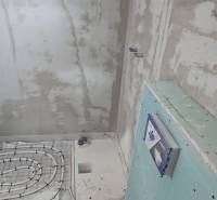 Padlófűtés telepítése egy családi ház fürdőszobájában.