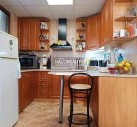 Konyha faházban fa dekorációval, bárpulttal és háztartási gépekkel.