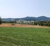 Földterület - lakóövezet Cserhóban, táj panorámával és fákkal.