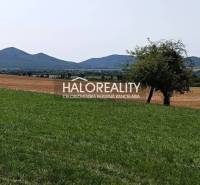 Gyep- és mezőgazdasági területek Čerhov város környékén, ideálisak lakhatásra.