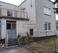 Családi ház Zemplénben lépcsővel, erkéllyel és ritka kerítéssel.