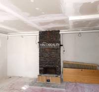 Kandalló kőmintával a családi ház belsejében.