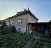 Családi ház a Napfény utcában, Újvárosban, fedett beállóval és kerttel.