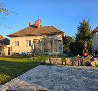 Családi ház a Napfény utcában, Újvárosban, füves kerttel és terasszal.