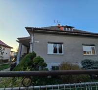 Családi ház a Napfény utcában, Újvárosban, előkerttel és rendezett környezettel.