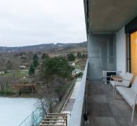 Erkély az egyszobás lakáson, kilátás a természetre, kilátás a kertekre és fákra.