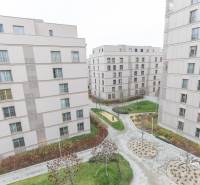 Lakóházak belső udvarral és zöldterülettel a Pozsony-Újvárosban található Račianská utcában.