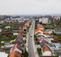 Családi ház a Partizánska utcában, Bánovce nad Bebravou-ban, más házakkal körülvéve.