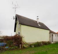 Családi ház a Partizánska utcában, Bánovce nad Bebravou-ban, a kert mellett medencével.