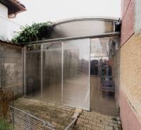 Fedett tárolóhelyek egy családi ház mellett a Partizánska utcában, Bánovce nad Bebravou-ban.