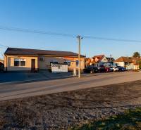 Borovicová utca Lozornóban lakóövezeti telkeket mutat épülettel és parkolóval.