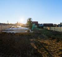 Telek a Borovicová utcában, Lozornóban, hajóval és burkolt felülettel.