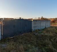 Kerített telek a Borovicová utcában, Lozornóban, lakhatásra alkalmas.