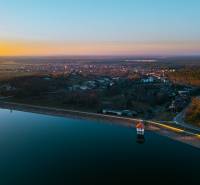 Naplemente Lozornónál, a Borovicová utcán, amely a lakóterületek melletti természeti szépségeket örökíti meg.