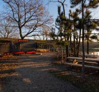 Büfé a tó mellett a Fenyőfa utcában, Lozorno, Telkek - lakóövezet.