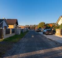 A Borovicová utcai házak Lozornóban nyugodt lakhatást kínálnak telkeken.