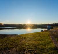 Naplemente tó Lozornónál a Fenyőfa utcában, alkalmas lakóterületek számára.