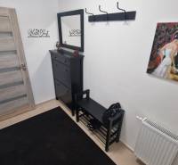 Folytatás egy háromszobás lakásban képpel, szekrénnyel és fogassal.