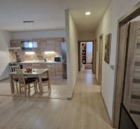 3 szobás lakás belső tere konyhával és fa dekorációjú padlóval.