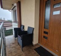 Erkély egy 3 szobás lakásban ülőhellyel, kilátással Vozokanyra és a környező tetőkre.