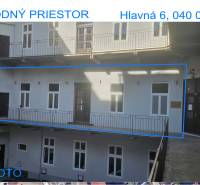 Üzlethelyiség erkéllyel a Kassa Fő utcáján, Óváros városrészben.