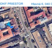 Légi felvétel a kereskedelmi területekről a Fő utcán, Kassa - Óváros városrész.